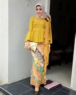 Mimpi Memakai Kebaya Kuning Emas